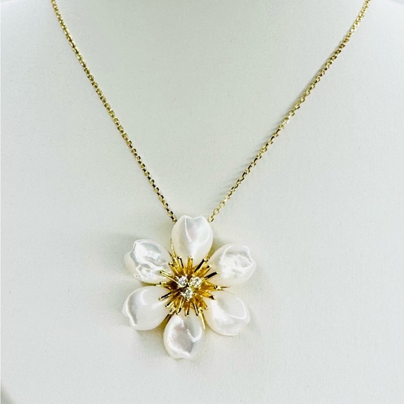 Elegant Mother of Pearl Flower Set in Sterling Silver and 18K Gold - Picture 1 of 6
